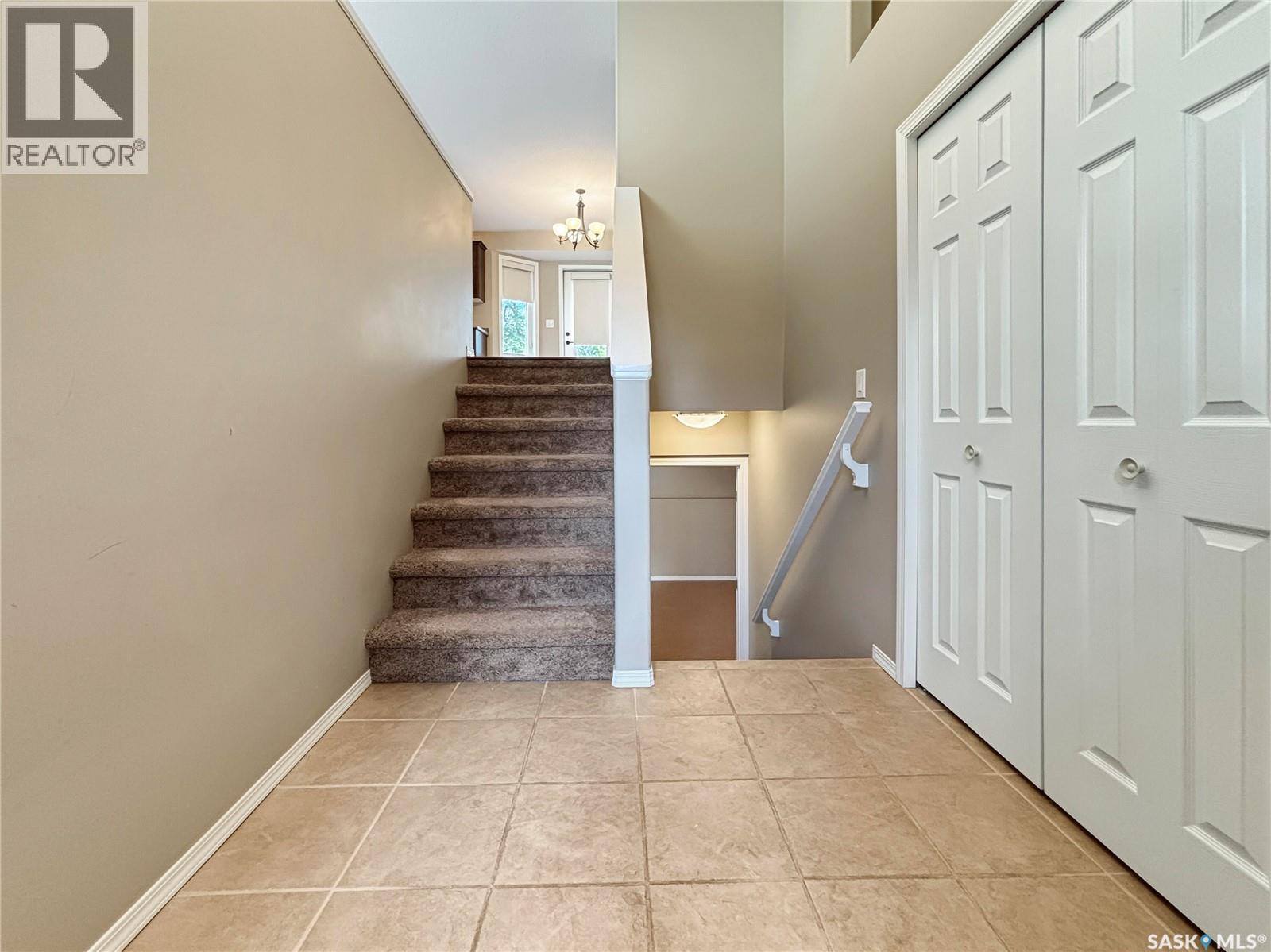 303 Diefenbaker AVENUE - photo 2