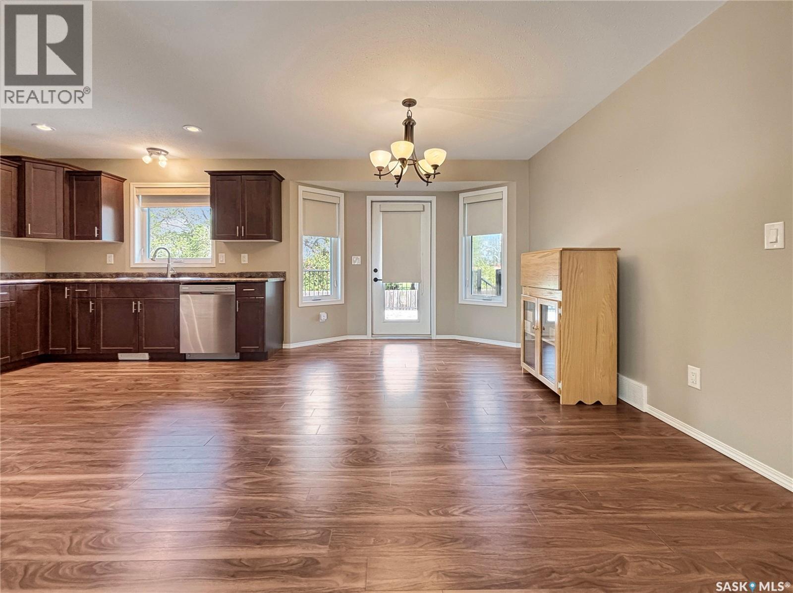 303 Diefenbaker AVENUE - photo 4