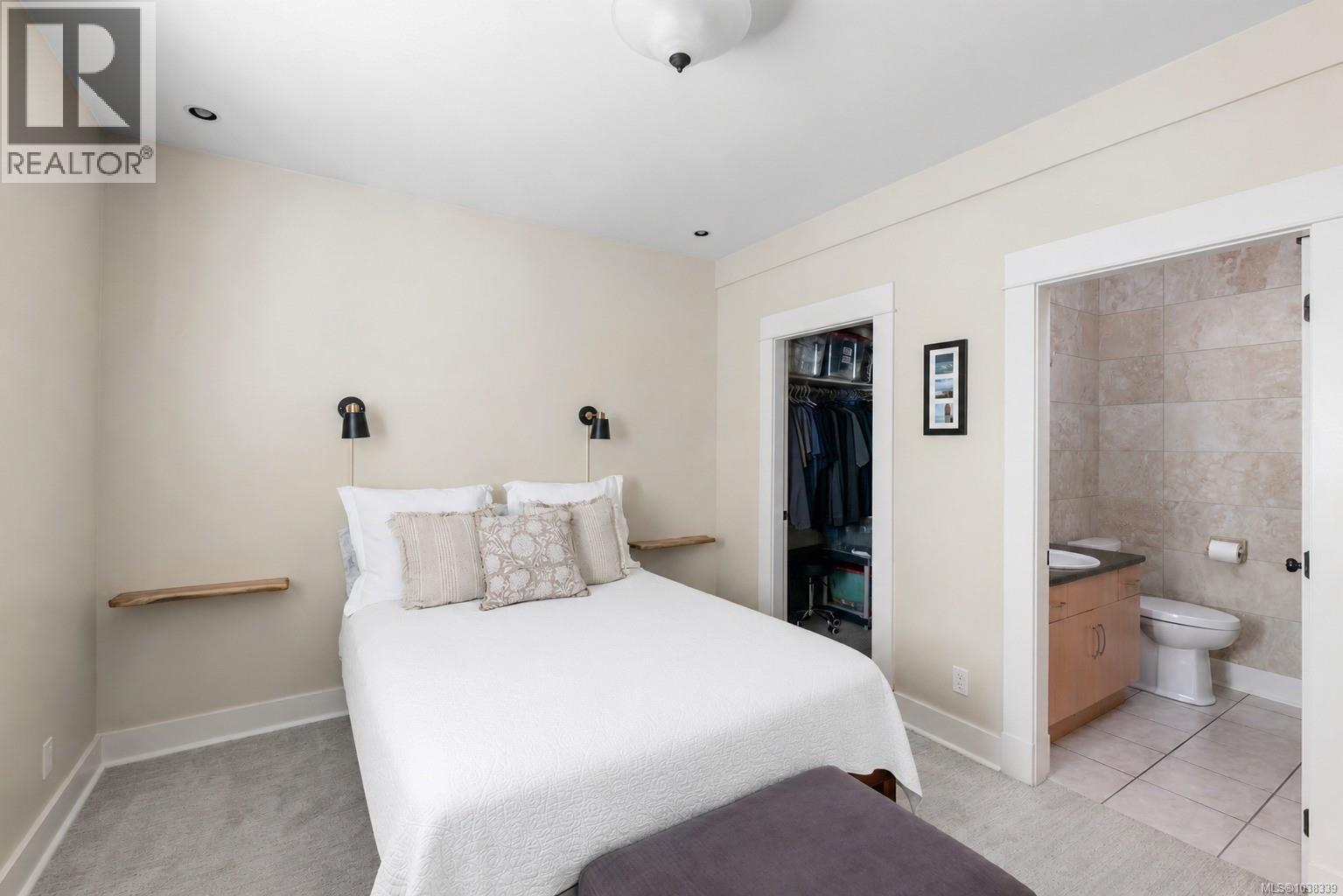 3 118 Robertson Street, Victoria