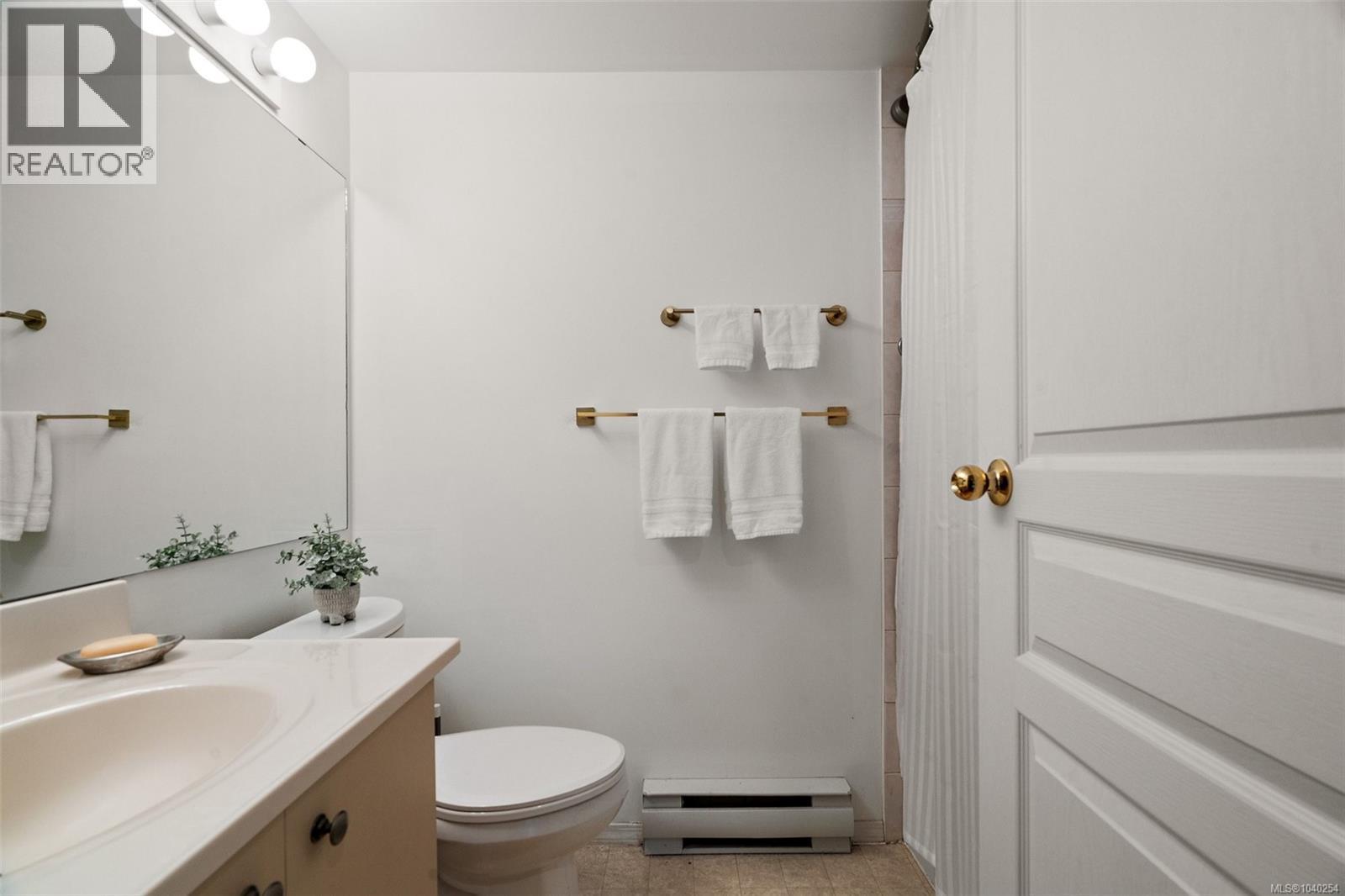 #206 2527 Quadra St - 19