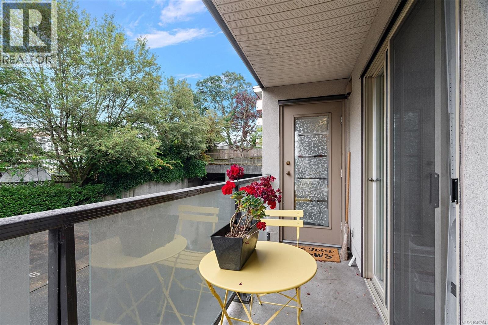 #206 2527 Quadra St - 22