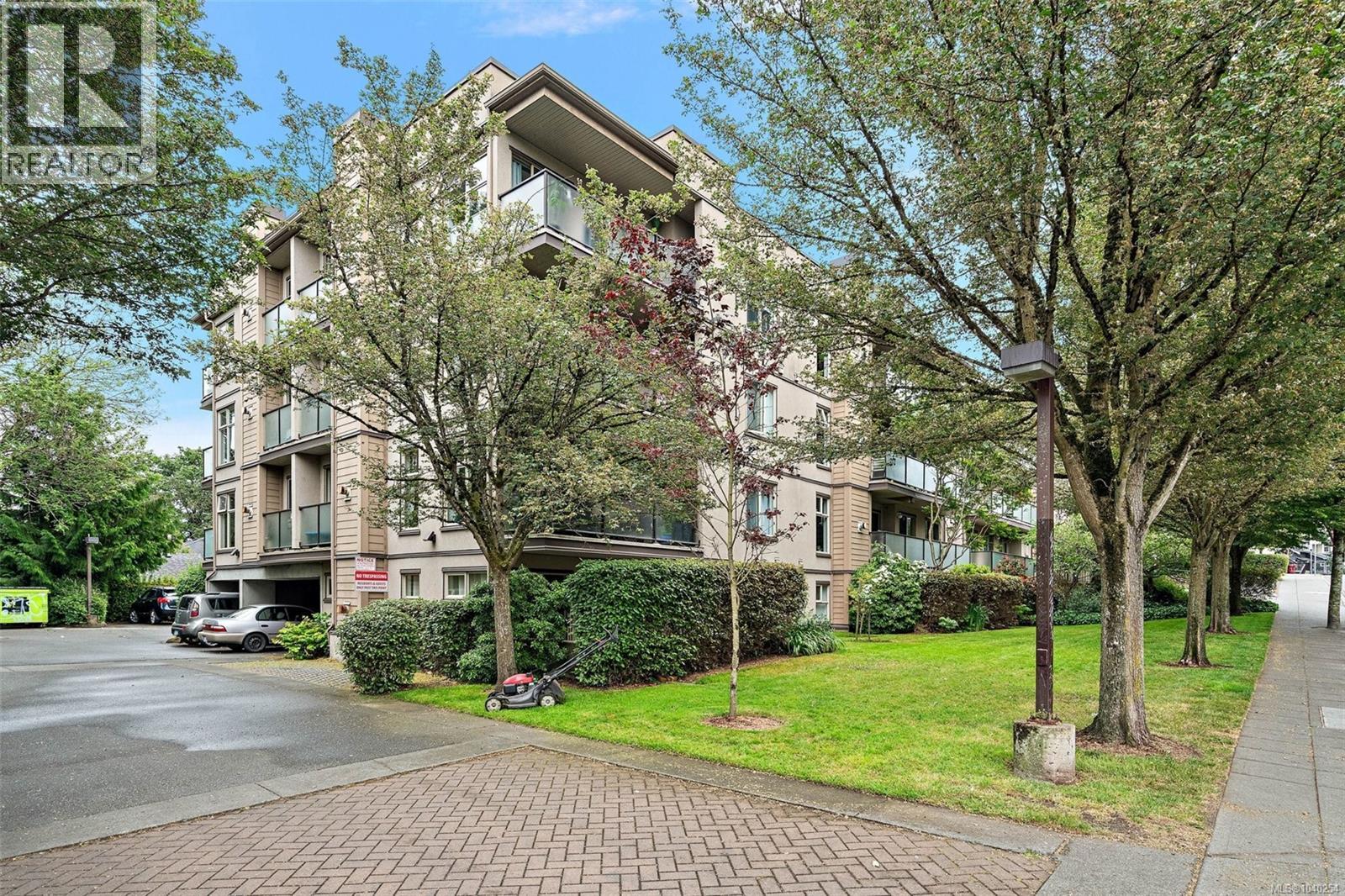 #206 2527 Quadra St - 23