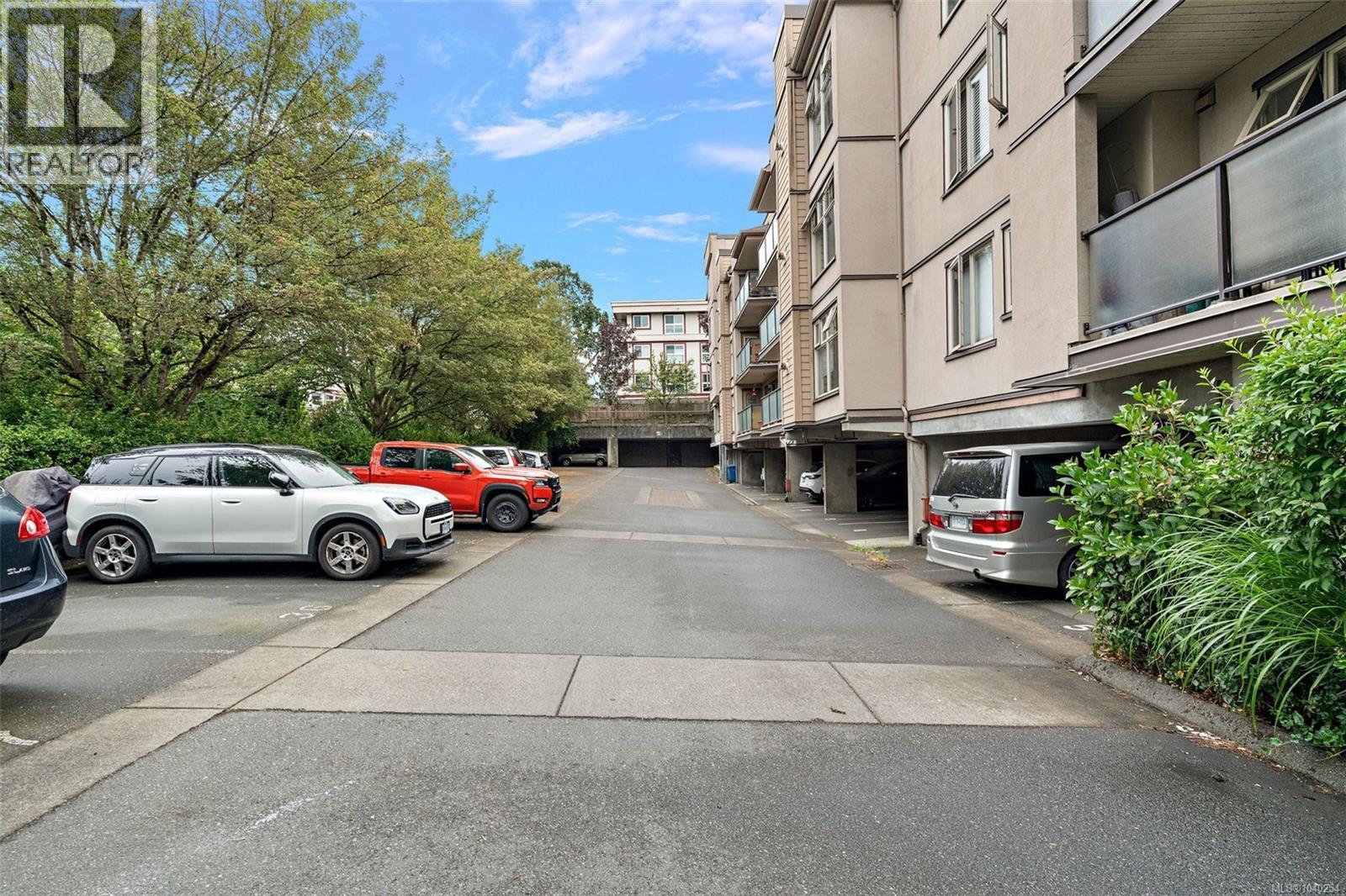 #206 2527 Quadra St - 24