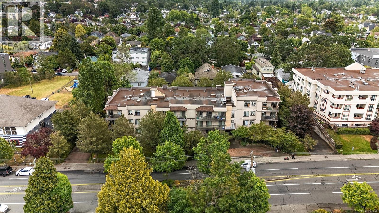 #206 2527 Quadra St - 25