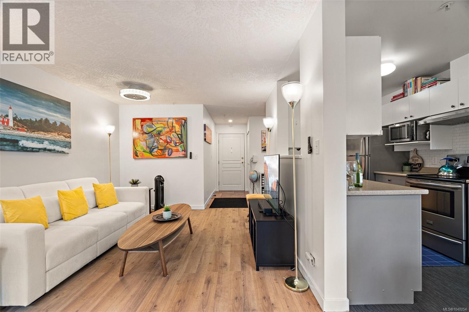 #206 2527 Quadra St - Image 3