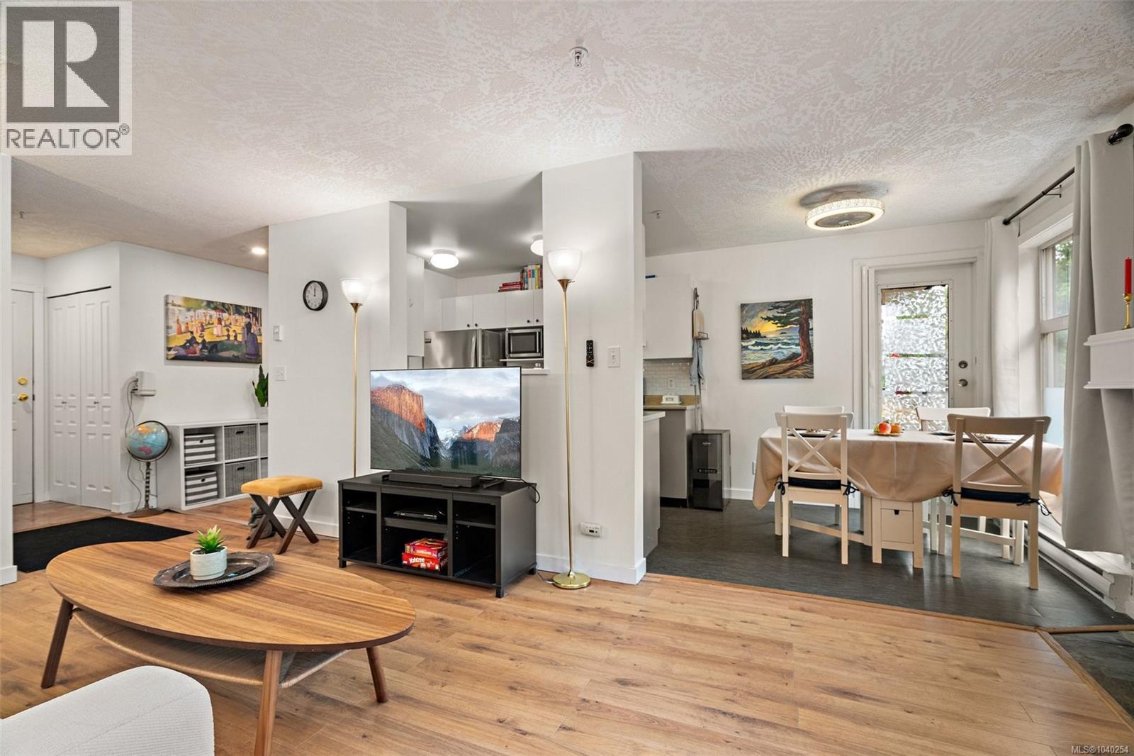 #206 2527 Quadra St - 5