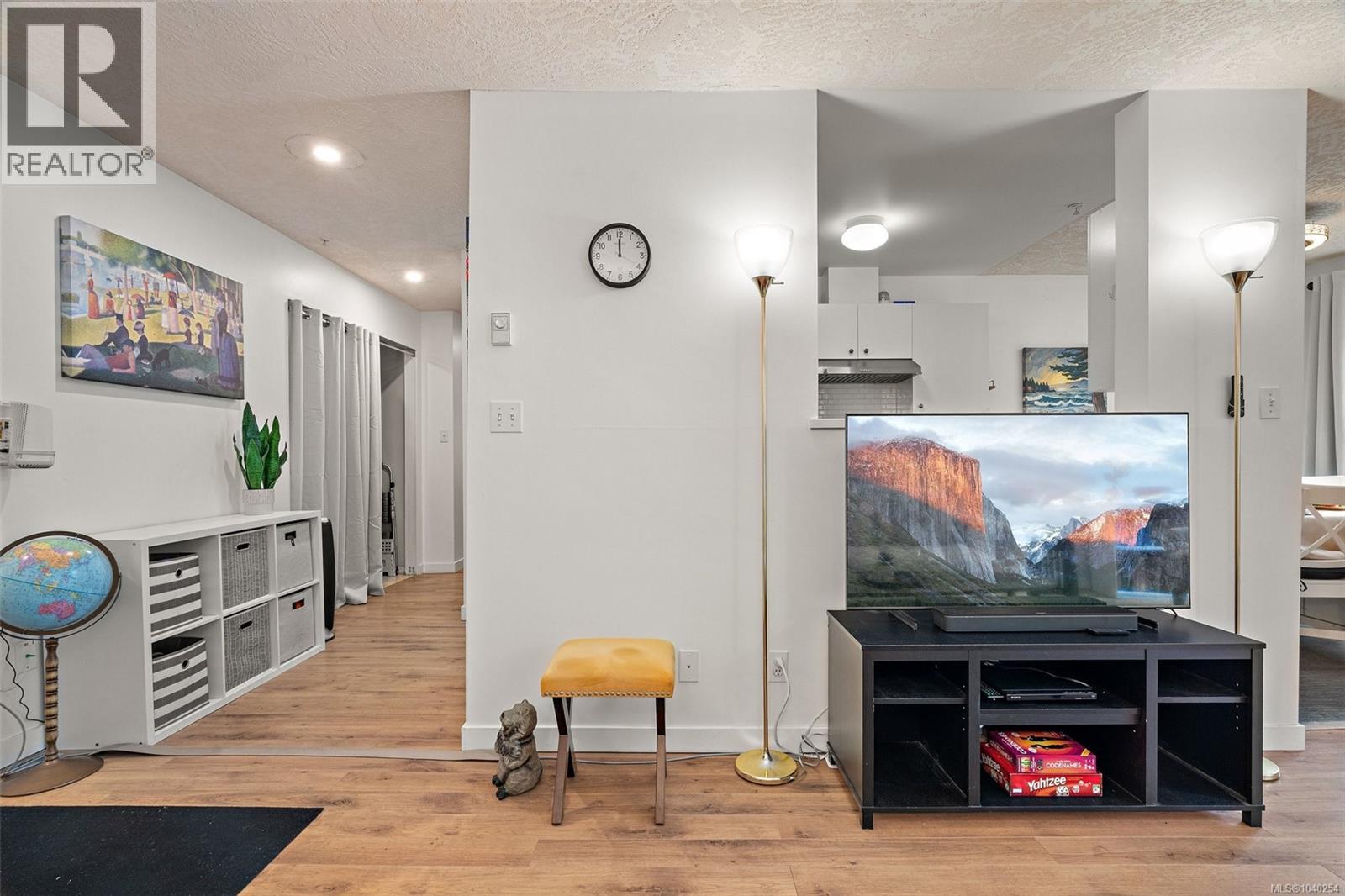 #206 2527 Quadra St - 7