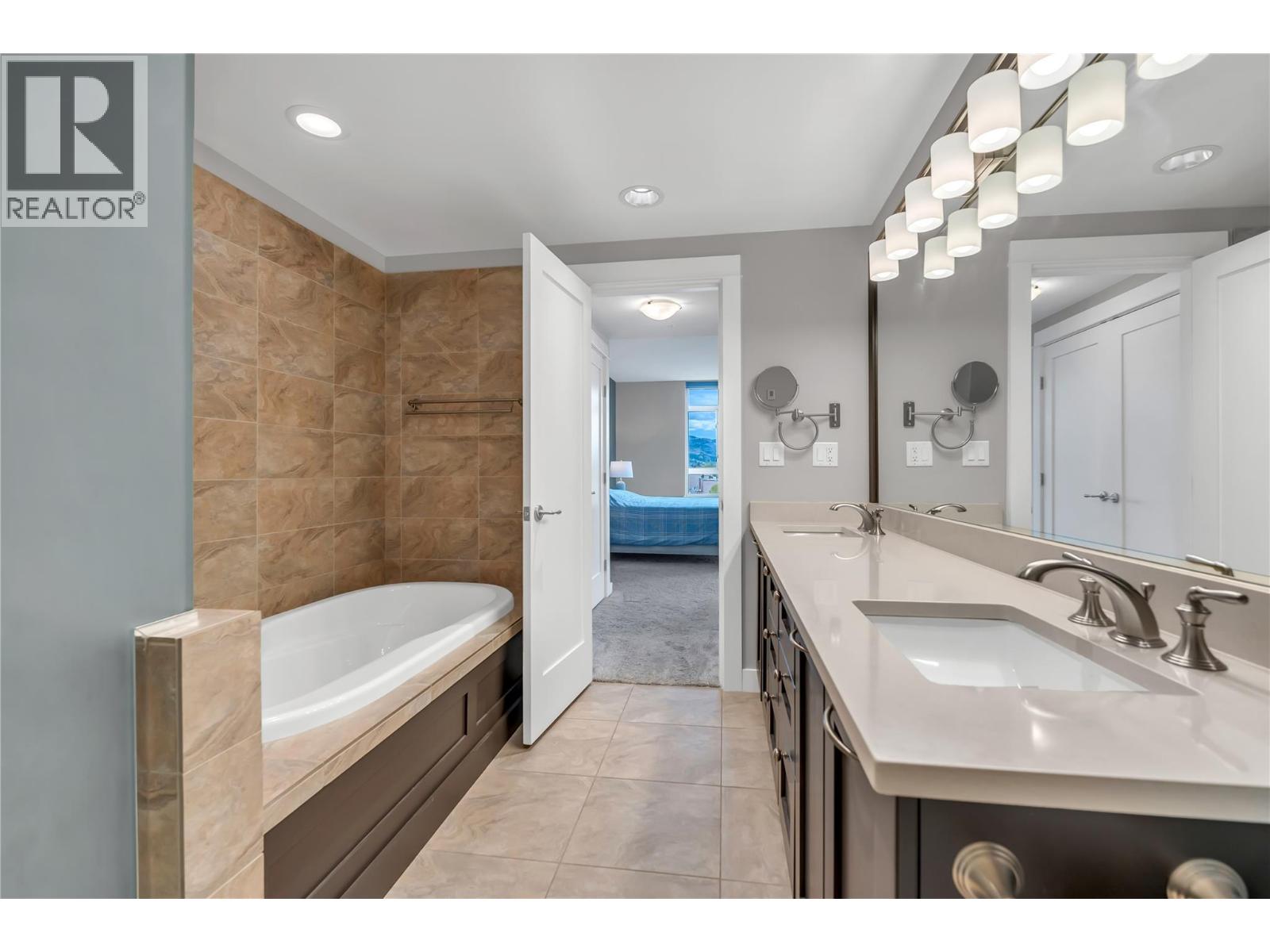 #807 75 Martin Street - 24