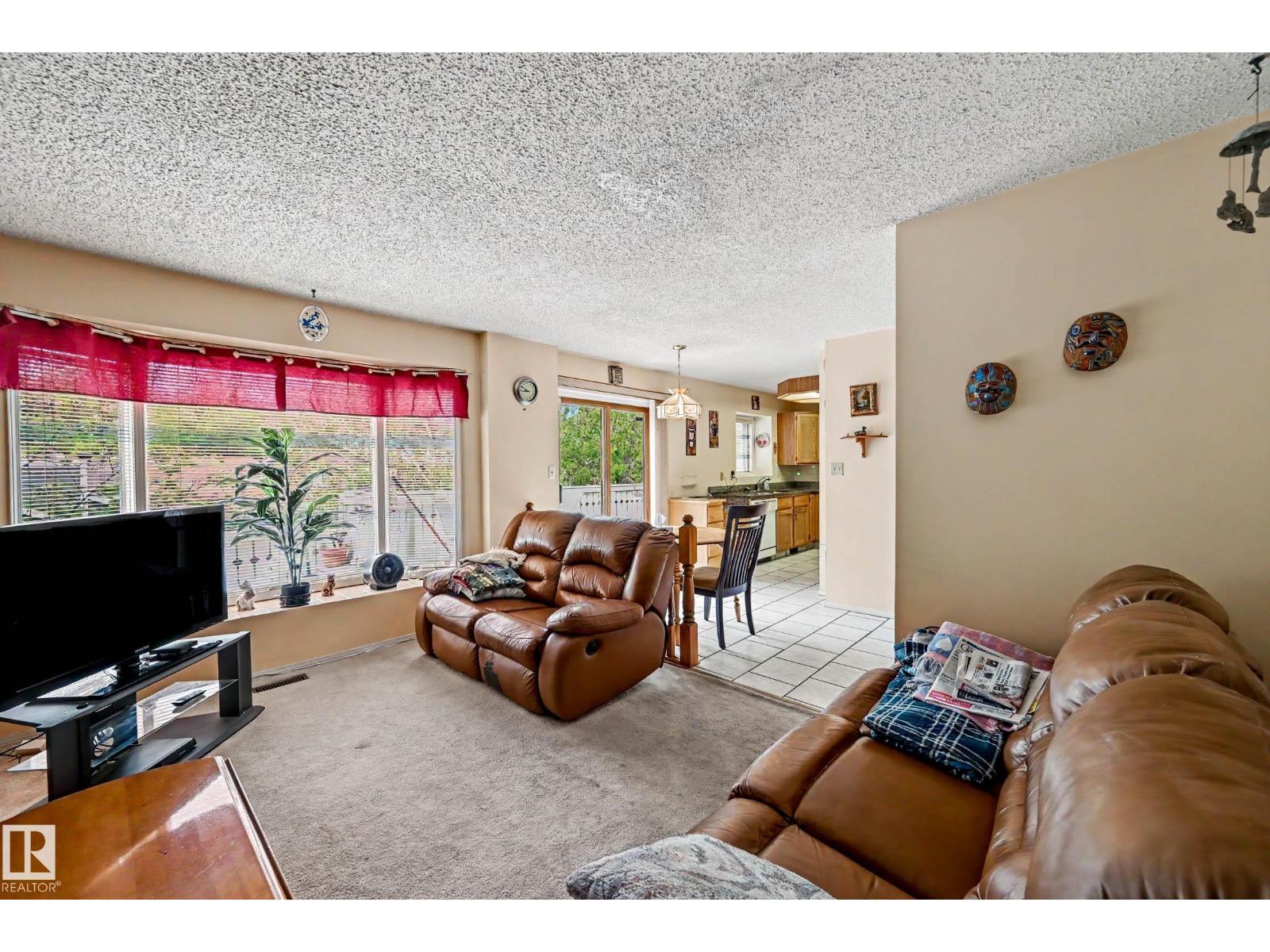 4 WINDERMERE CR — photo 19