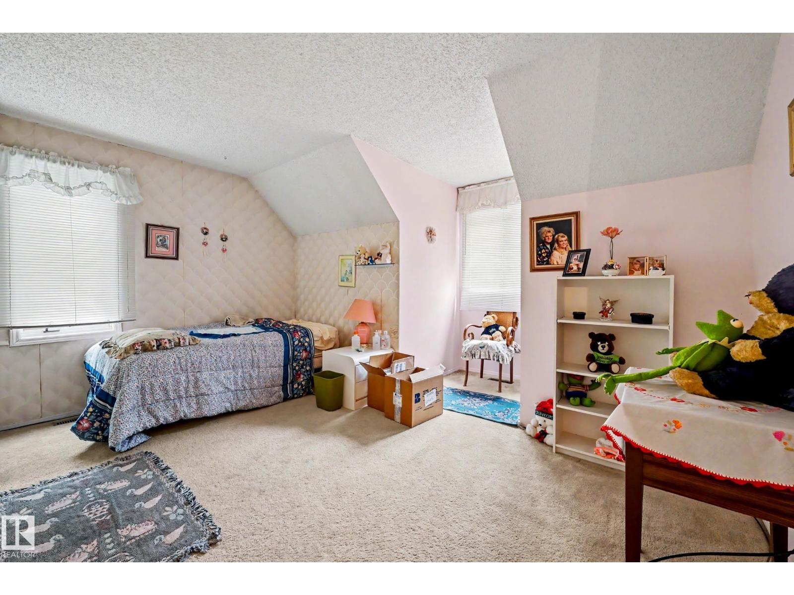 4 WINDERMERE CR — photo 32