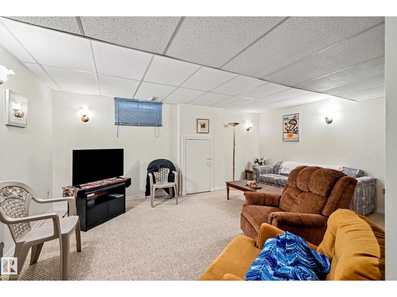 4 WINDERMERE CR — photo 42