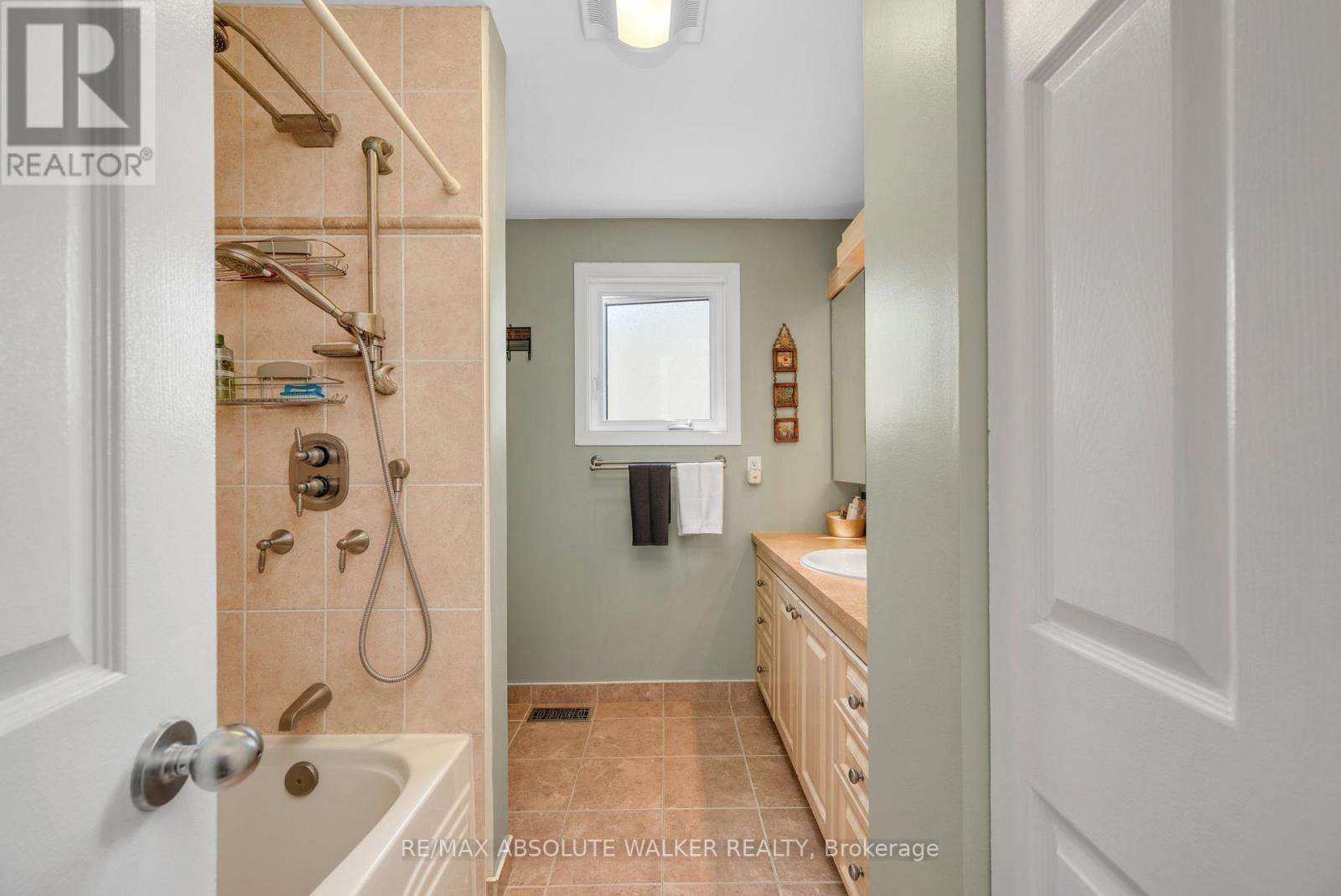 3 Bed, 4 Bath House for Sale in Ottawa – 1546 MEADOWFIELD PLACE, Ottawa – MLS# X13438122 - Image 25