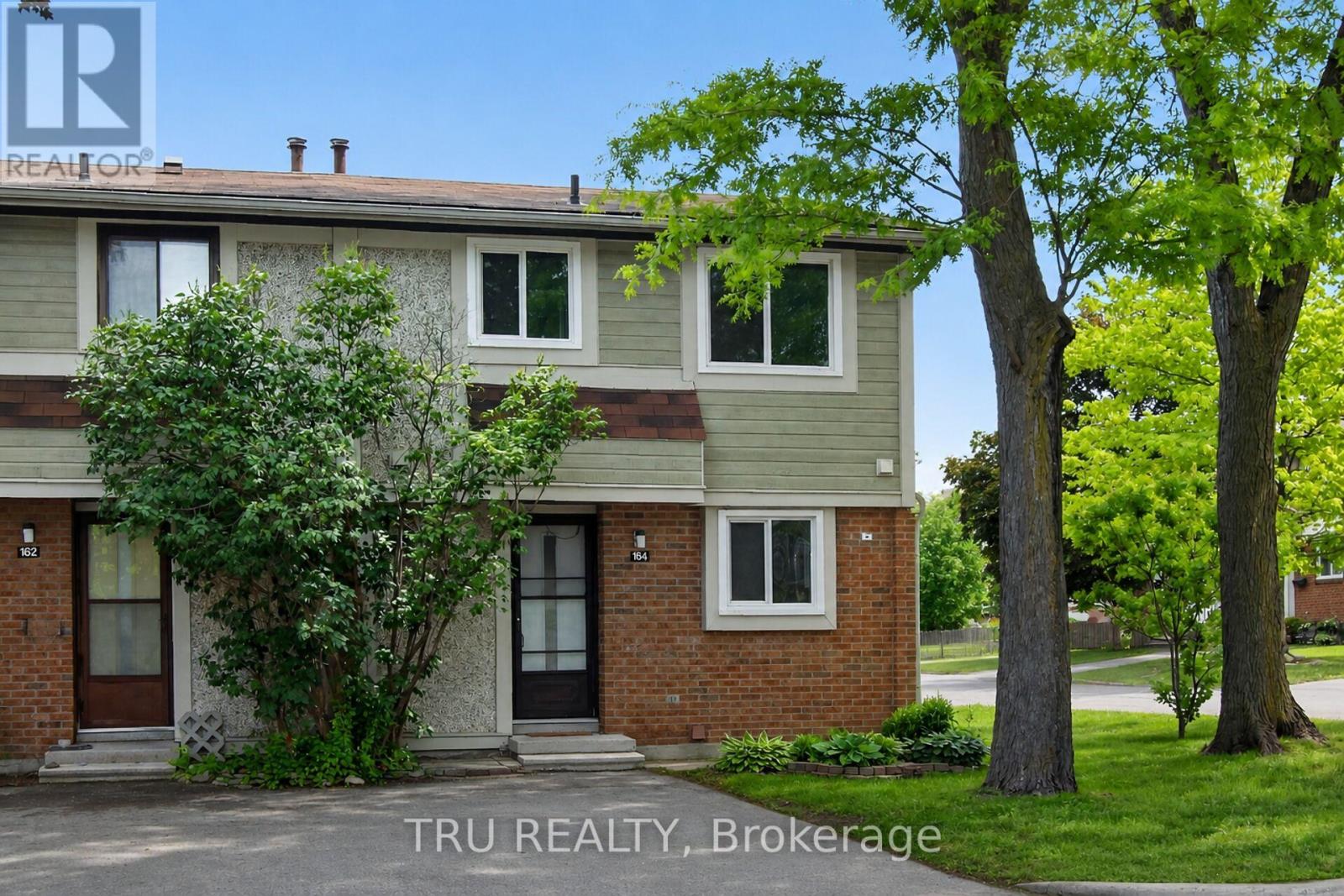 16-164 BARROW CRESCENT - 1