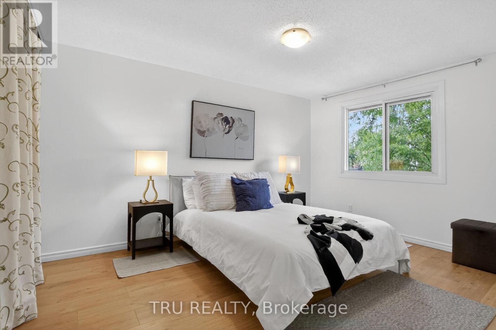 16-164 BARROW CRESCENT - 16
