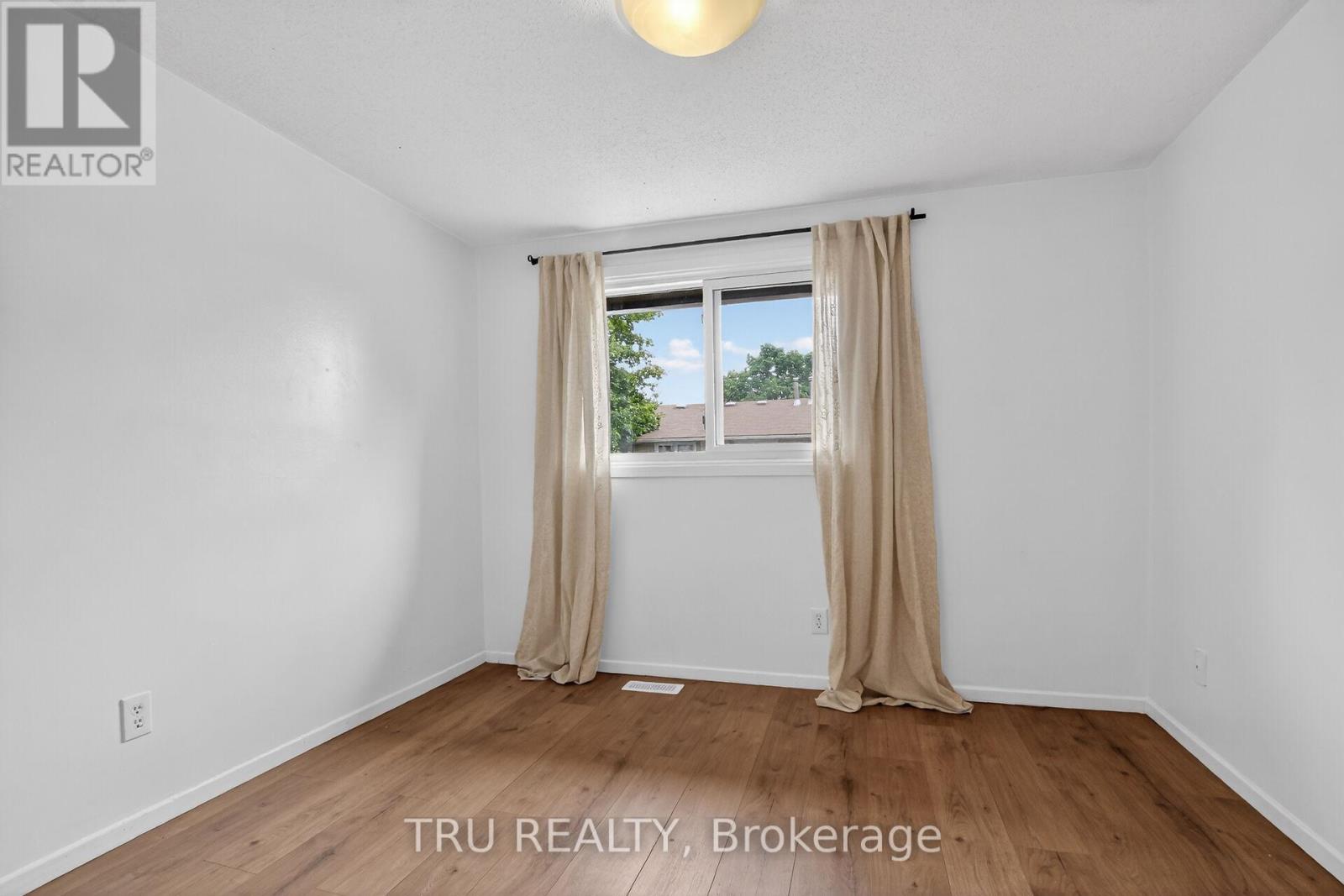 16-164 BARROW CRESCENT - 18