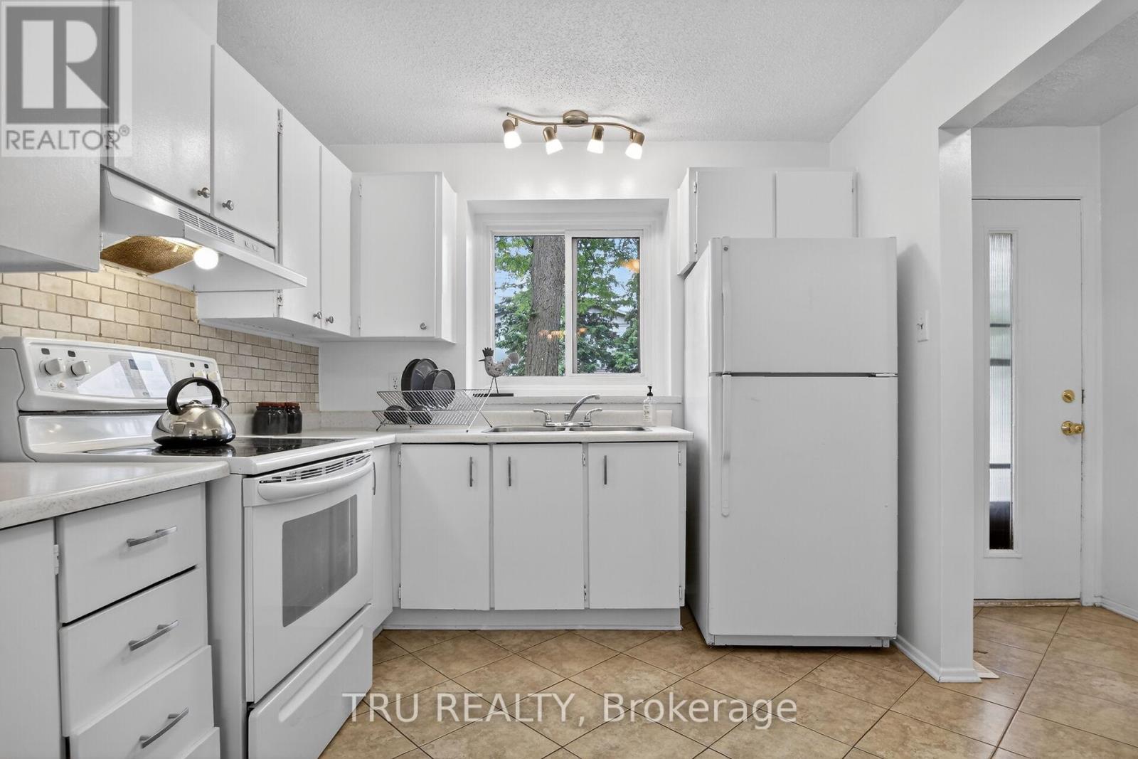 16-164 BARROW CRESCENT - 4