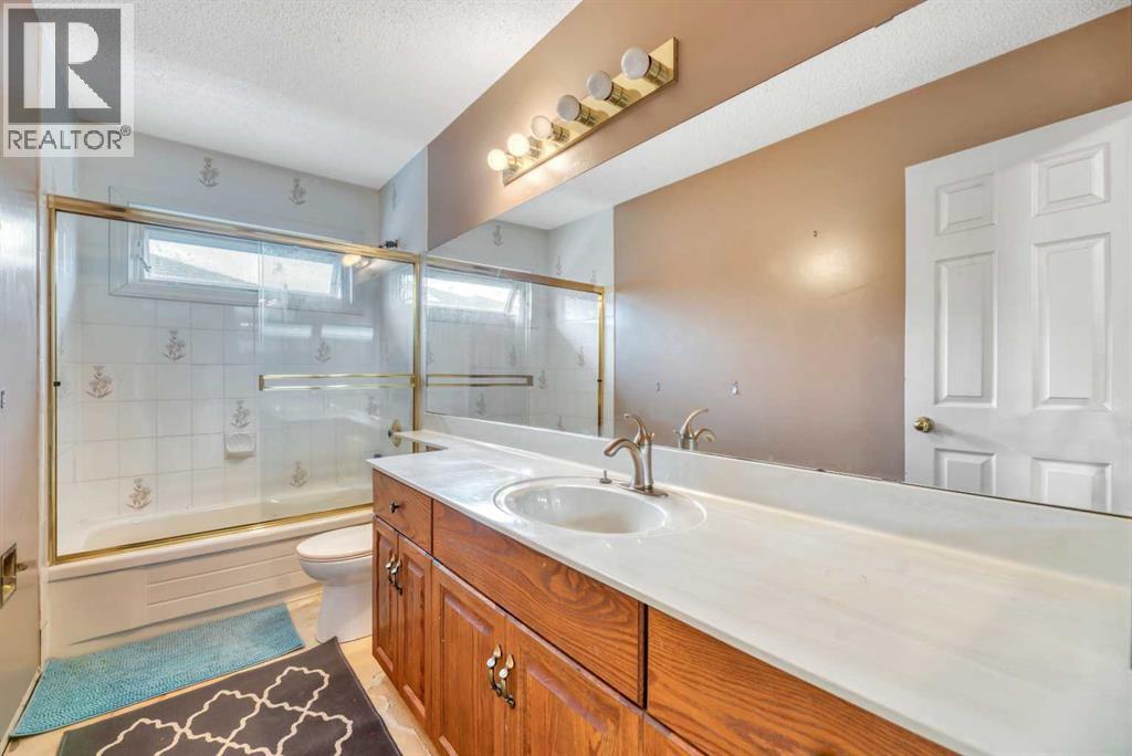 Upper level main bathroom