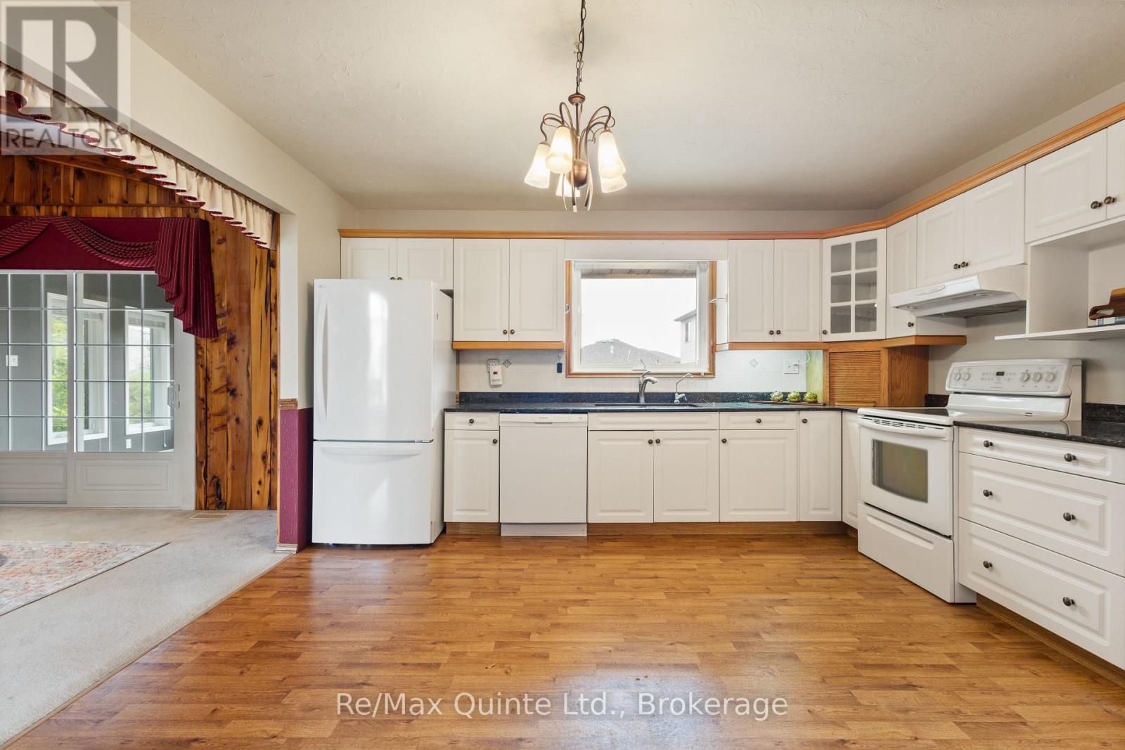 366 FARNHAM ROAD - 24