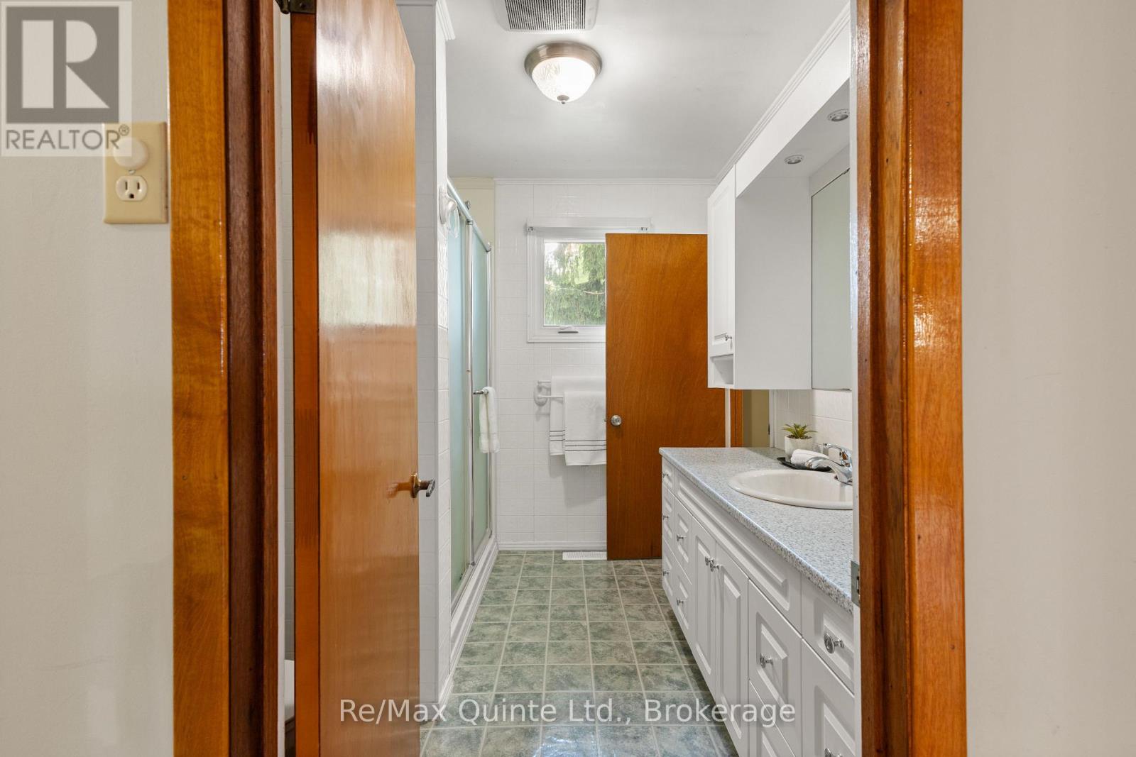 366 FARNHAM ROAD - 32