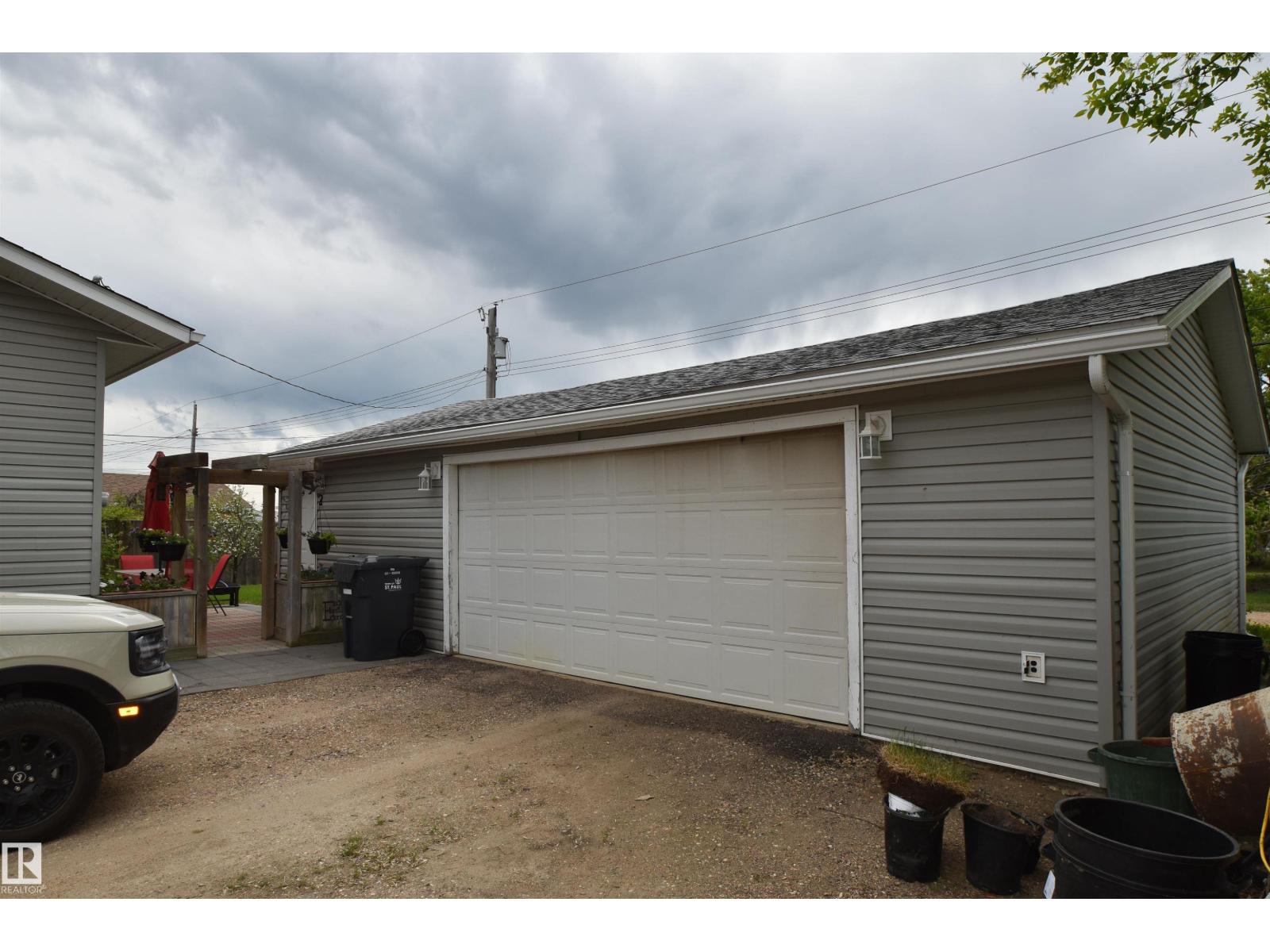 5117 54 AV — photo 25