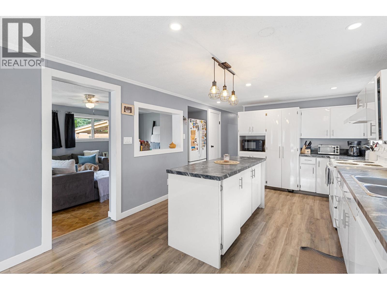 Photo 14 of 30 — 3596 EDEN DRIVE · Prince George, BC