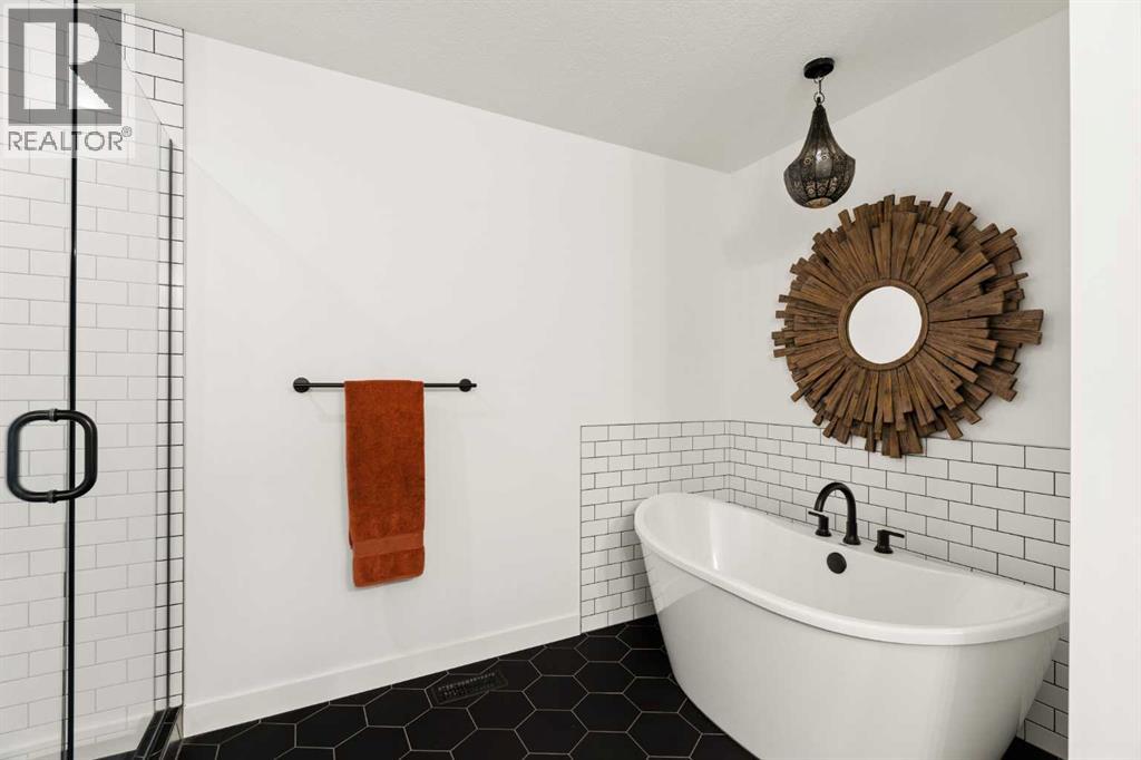 Soaker tub with custom lighting
