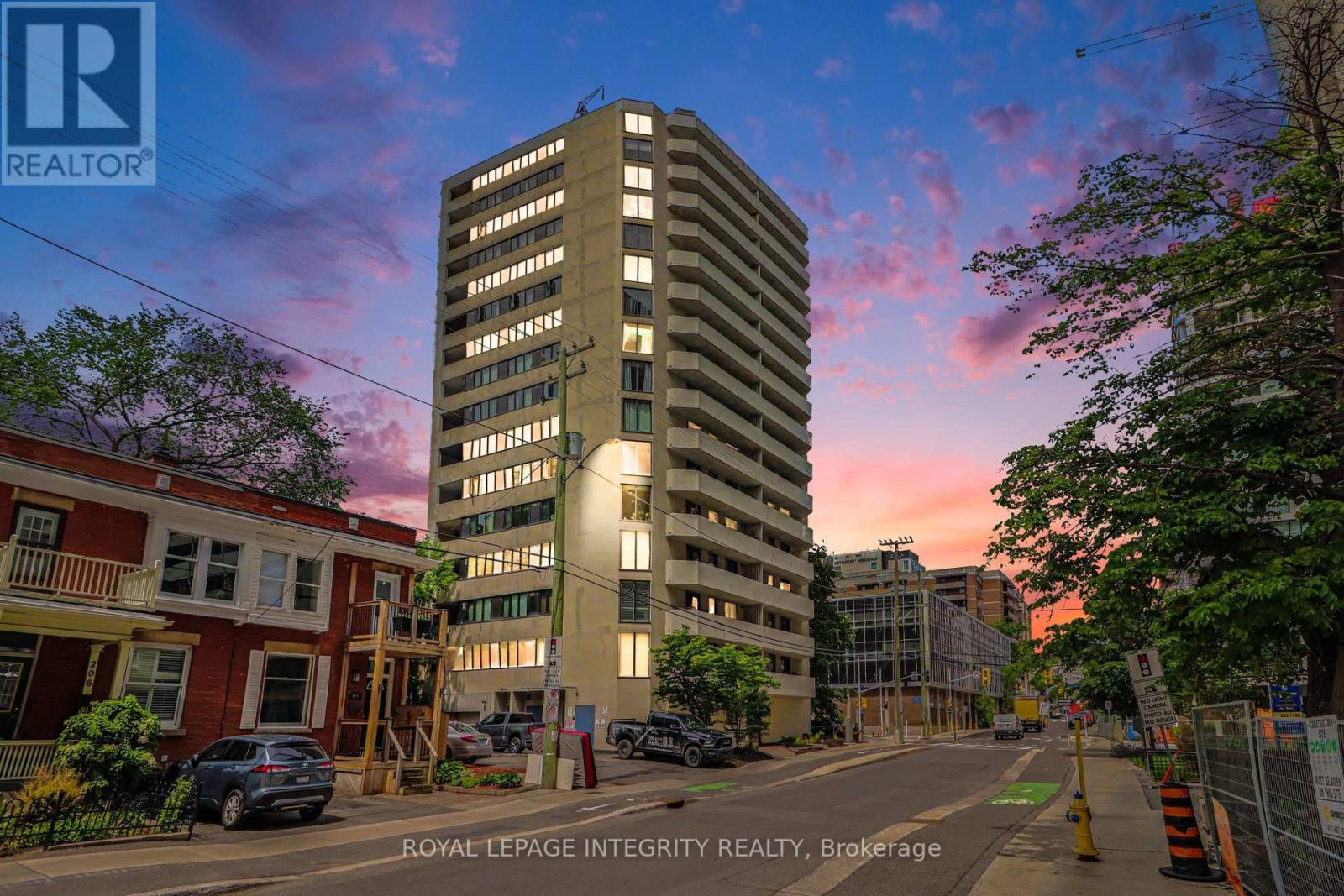 #102 200 BAY STREET S - 1