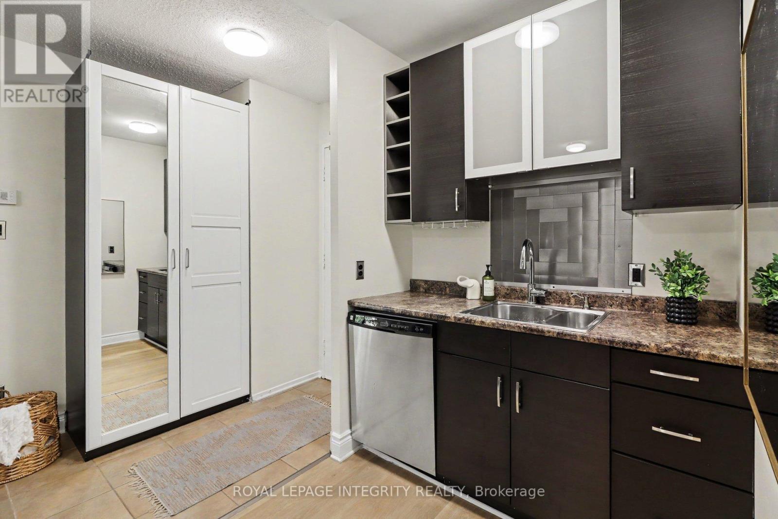#102 200 BAY STREET S - 11