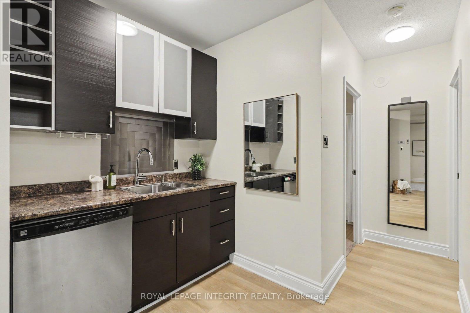 #102 200 BAY STREET S - 13