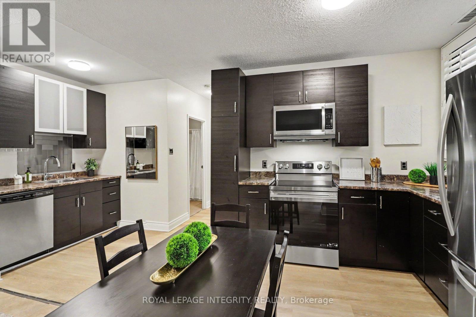 #102 200 BAY STREET S - 16