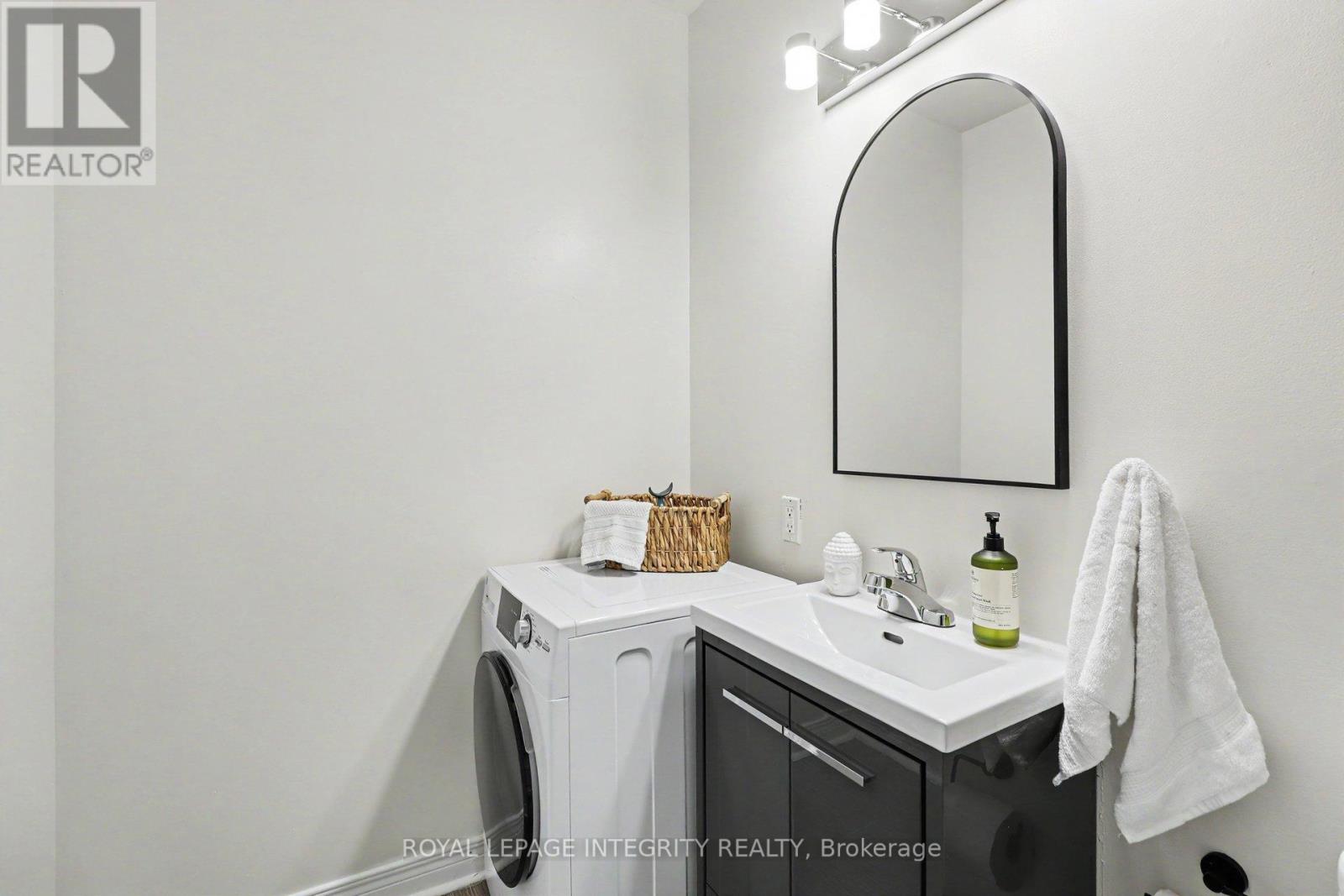 #102 200 BAY STREET S - 22