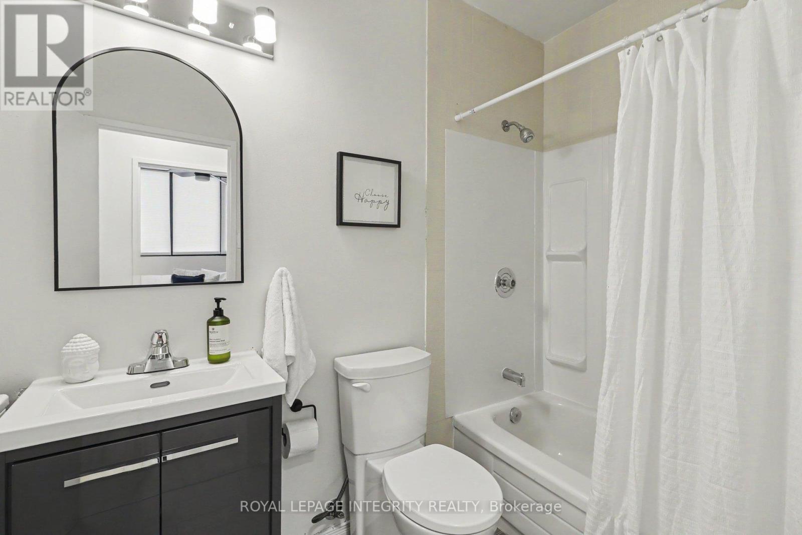 #102 200 BAY STREET S - 23