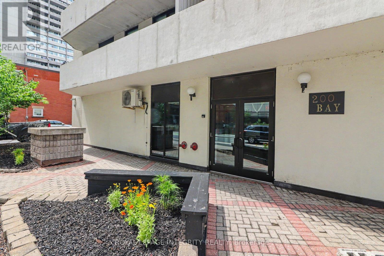 #102 200 BAY STREET S - 4