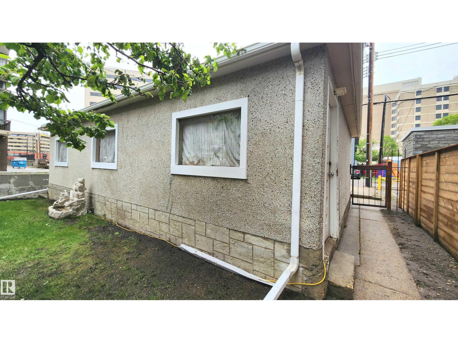 10017 113 ST NW - 5