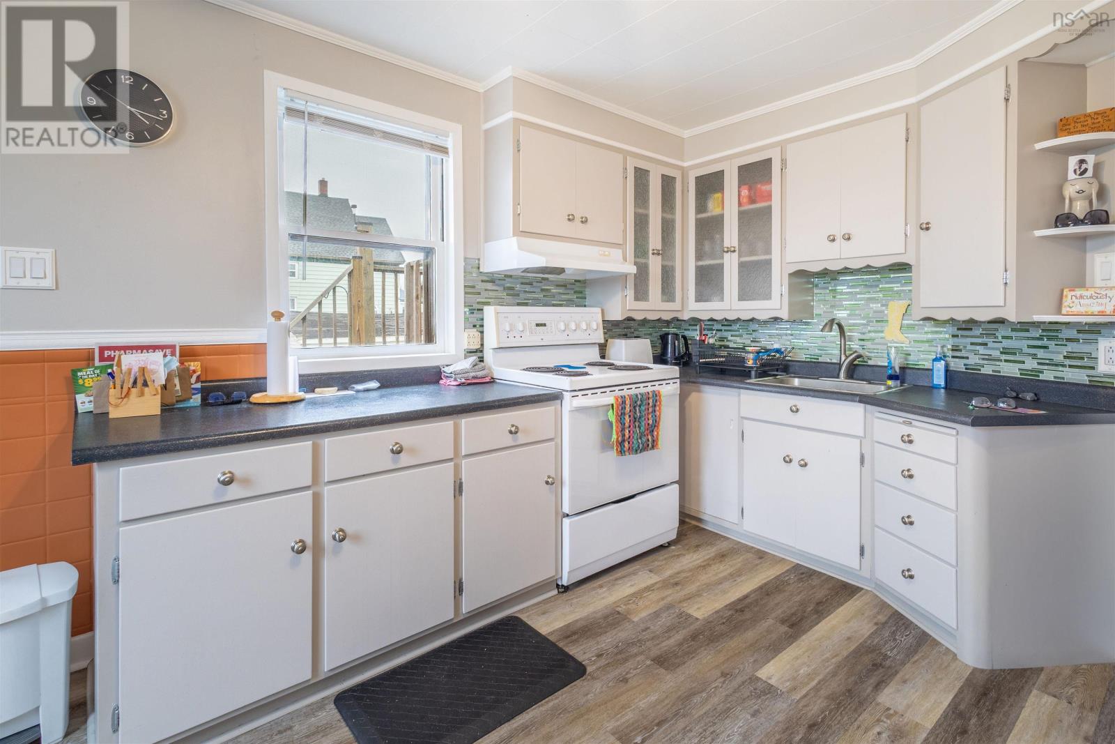 757 Victoria Road - 11