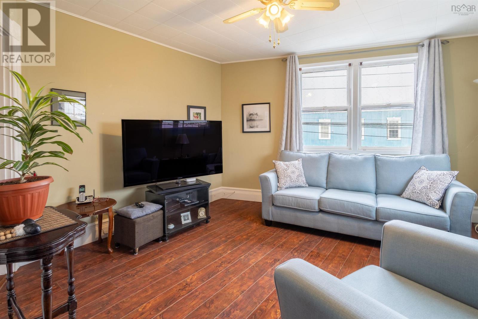 757 Victoria Road - 17