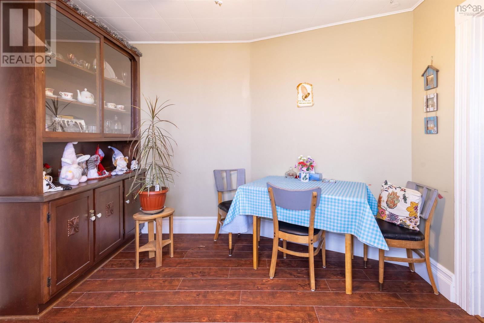 757 Victoria Road - 25