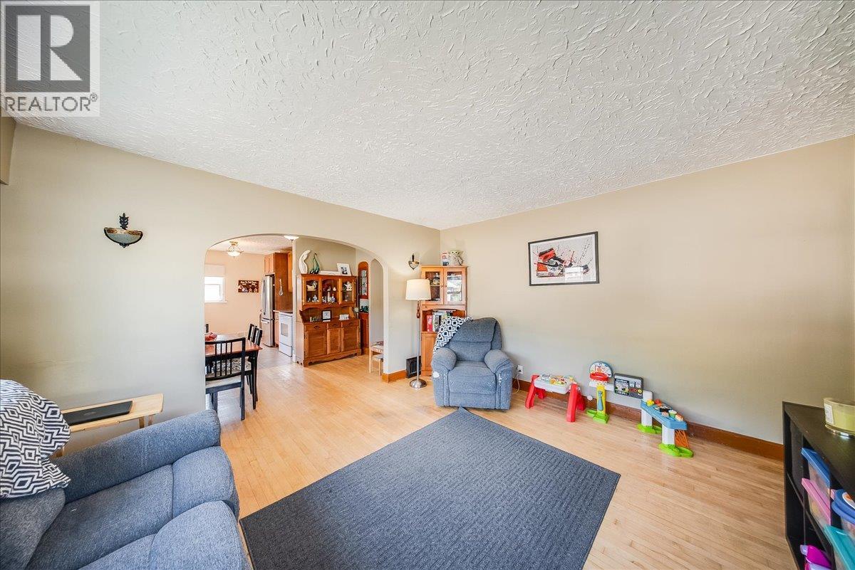 1555 McQuarrie Street, Trail