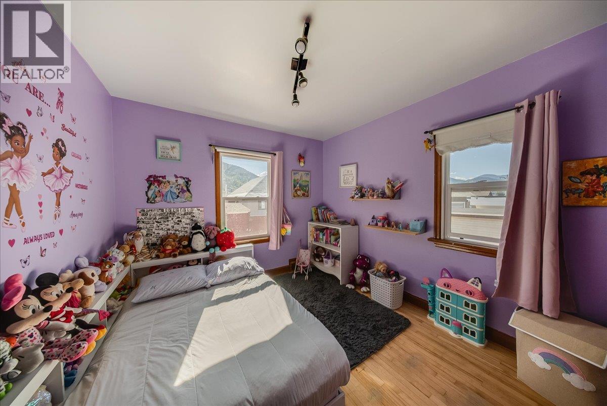1555 McQuarrie Street, Trail
