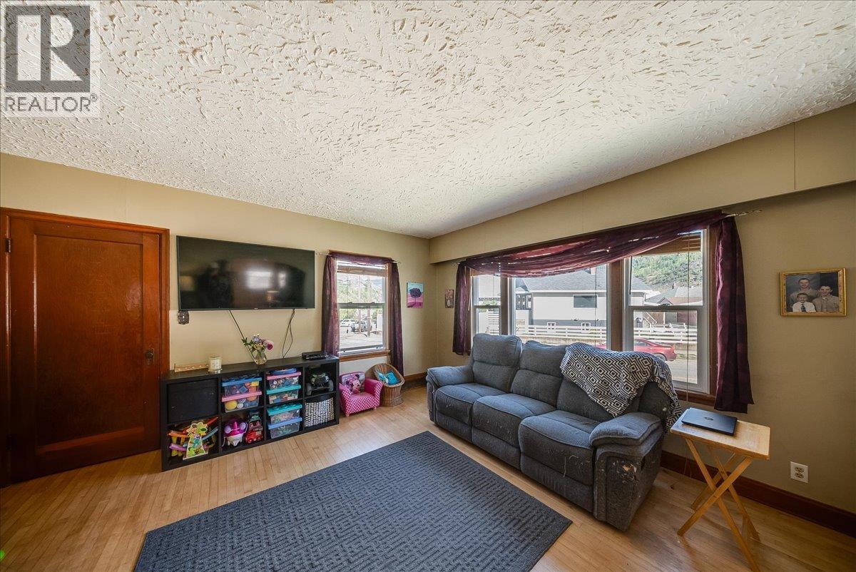 1555 McQuarrie Street - 11