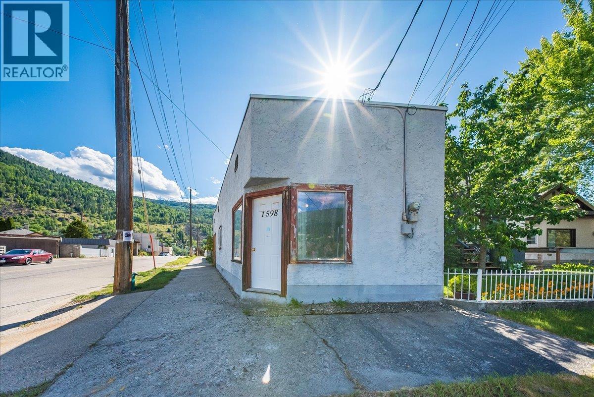 1555 McQuarrie Street, Trail