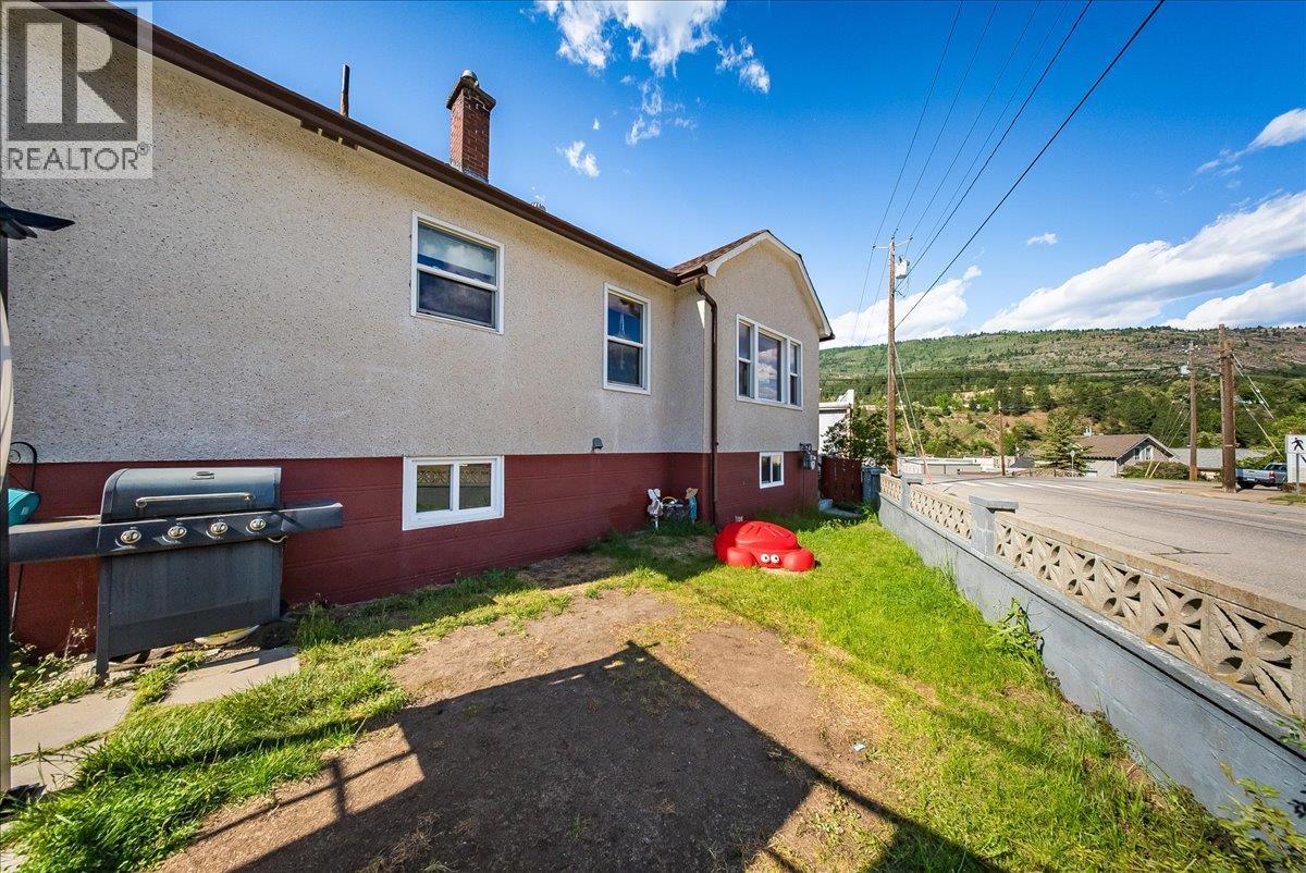 1555 McQuarrie Street, Trail