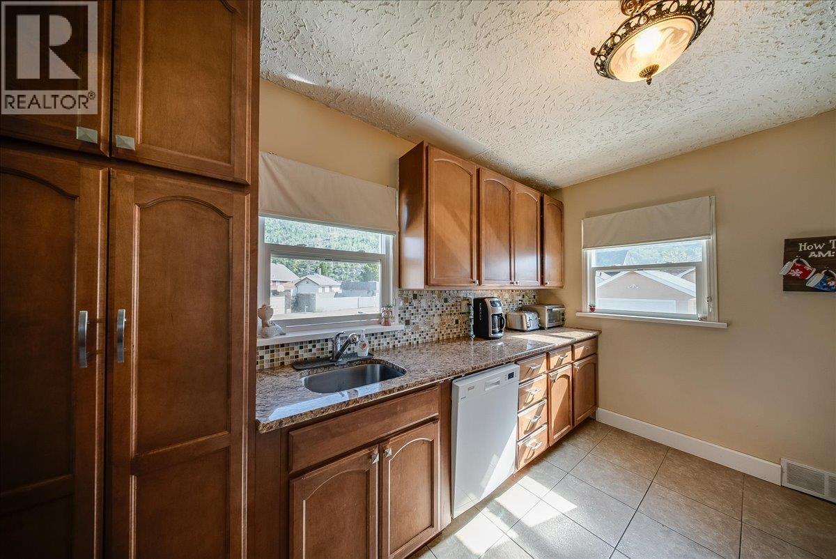 1555 McQuarrie Street - 5