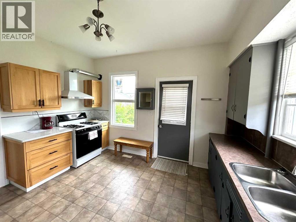517 Iris Street - 11
