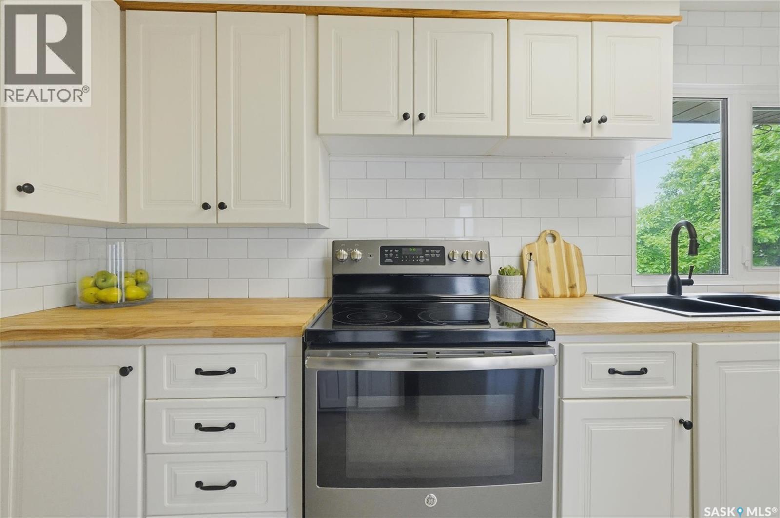 2406 Clarence AVENUE S — photo 10