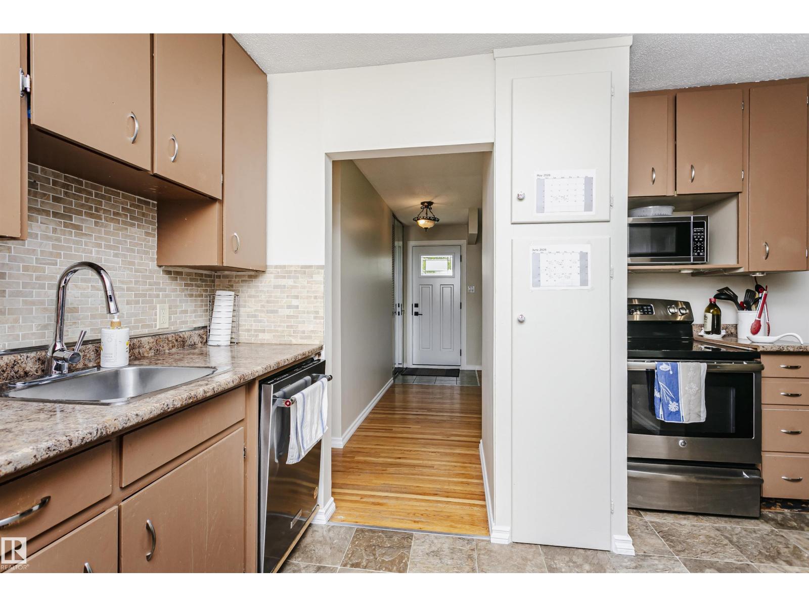 8628 64 AV NW — photo 18
