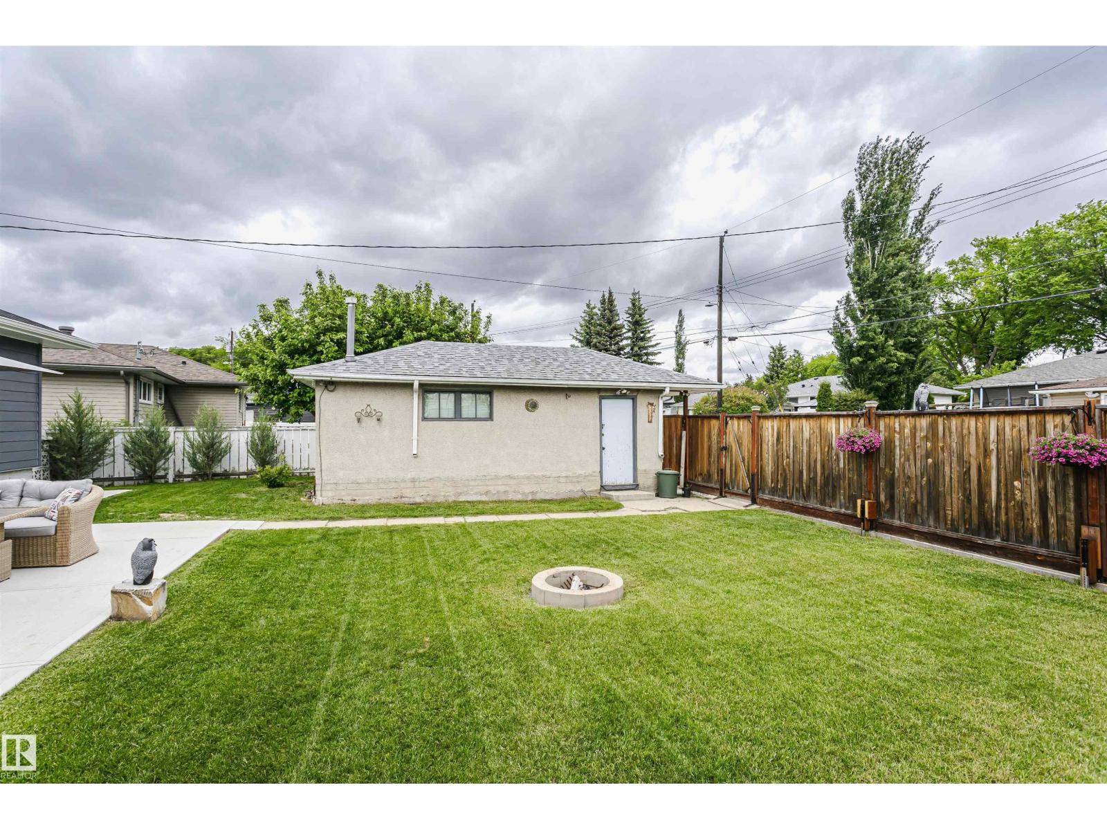 8628 64 AV NW — photo 35
