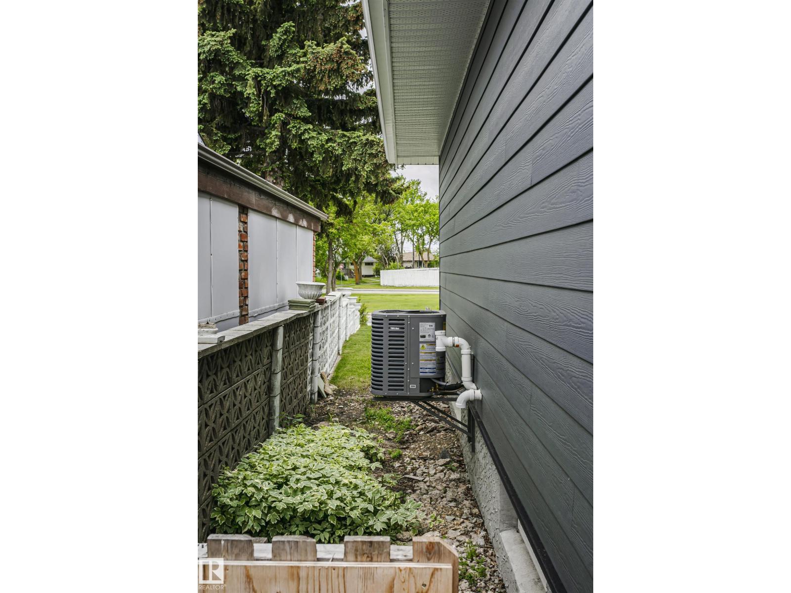 8628 64 AV NW — photo 36