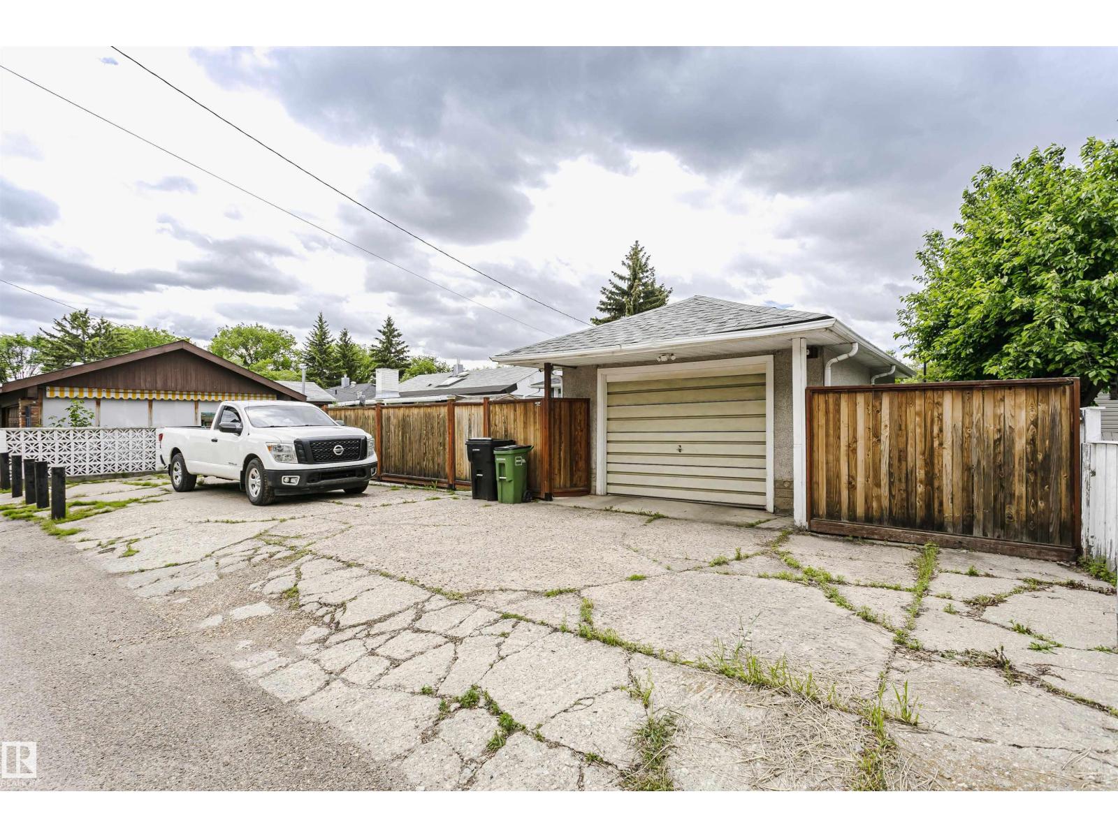 8628 64 AV NW — photo 37