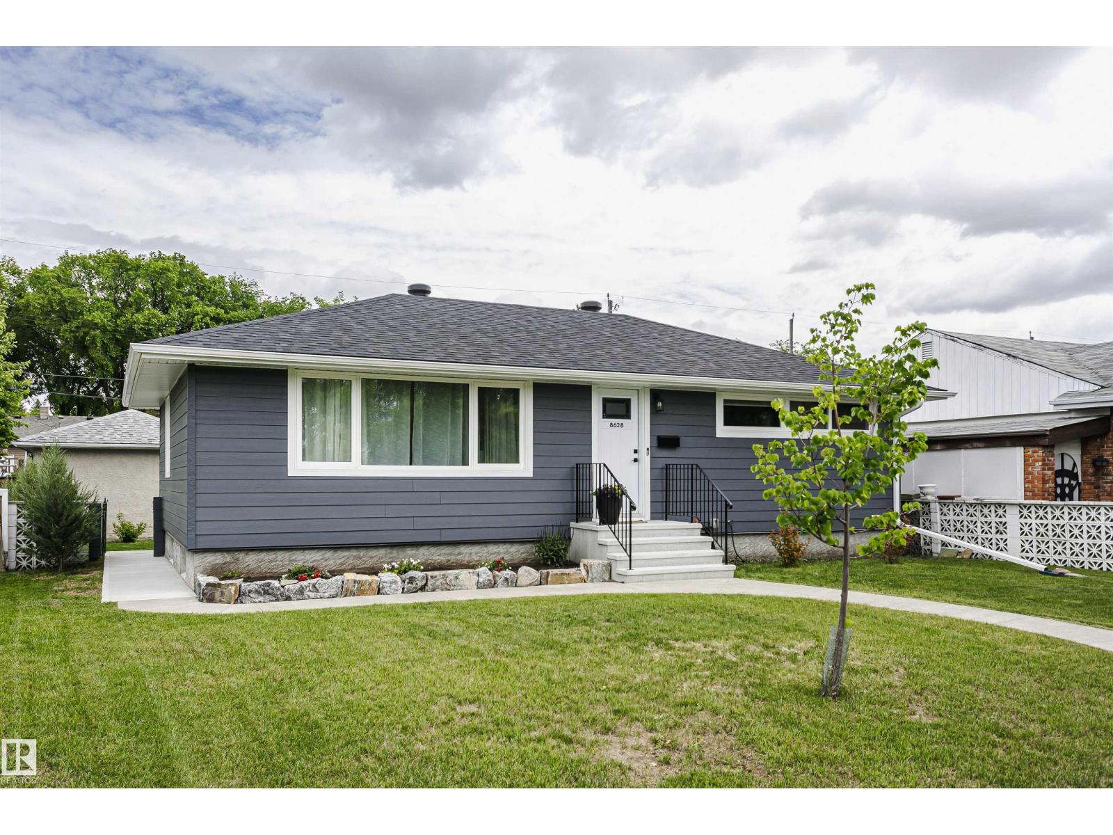 8628 64 AV NW — photo 6